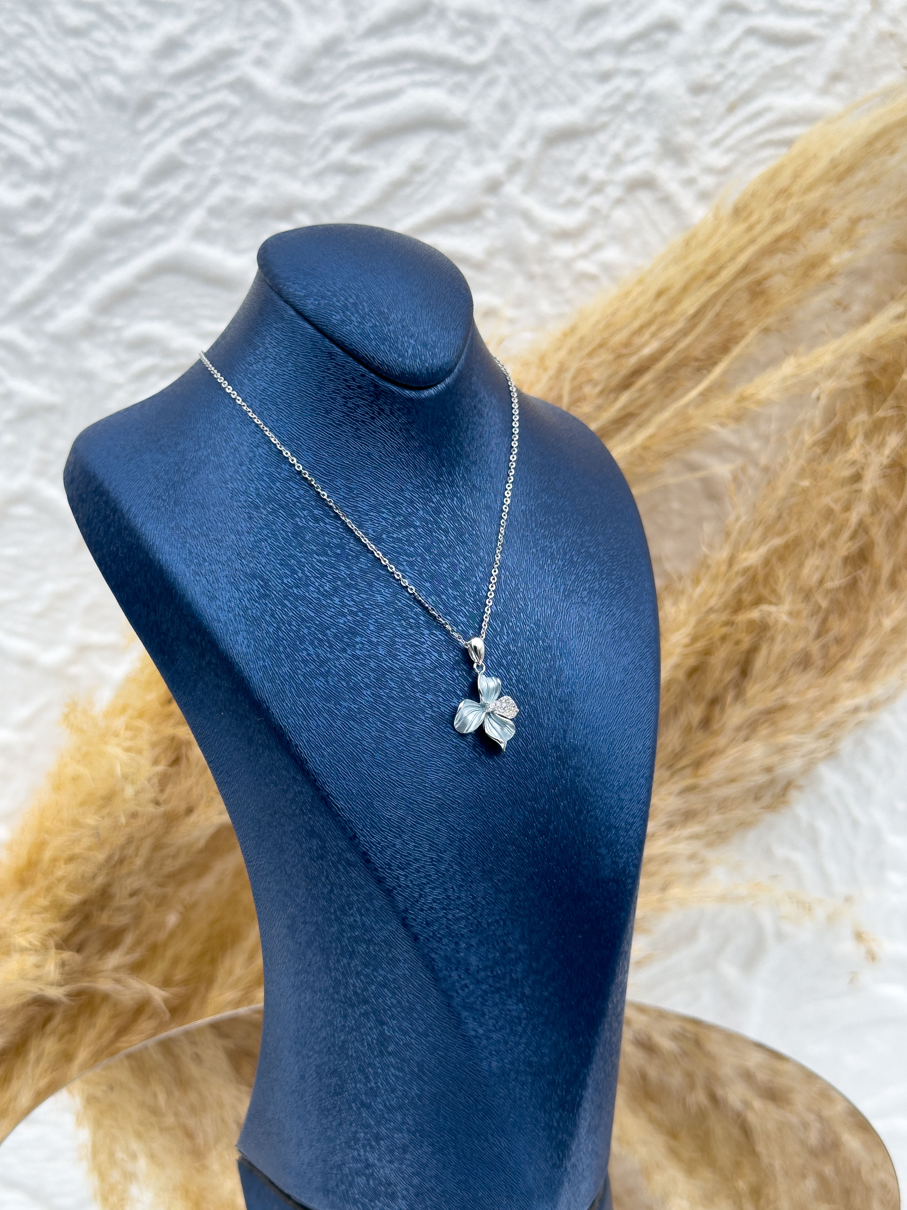 925 Ayar Gümüş Mavi Sedef Taşlı Çiçek Figürlü Kadın Kolye – Özel Tasarım Hediyelik